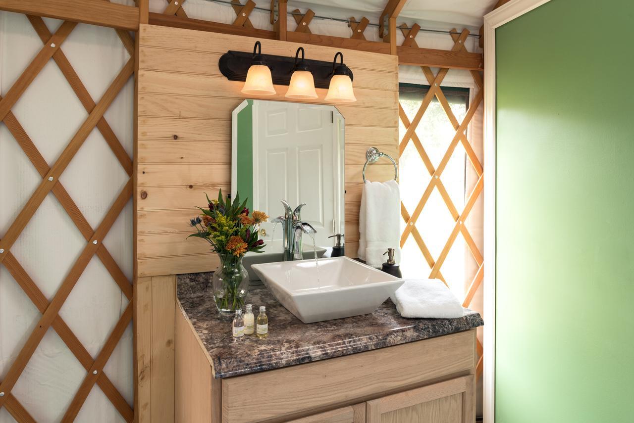 Yale Manor B&B & Yurt Glamping Buitenkant foto