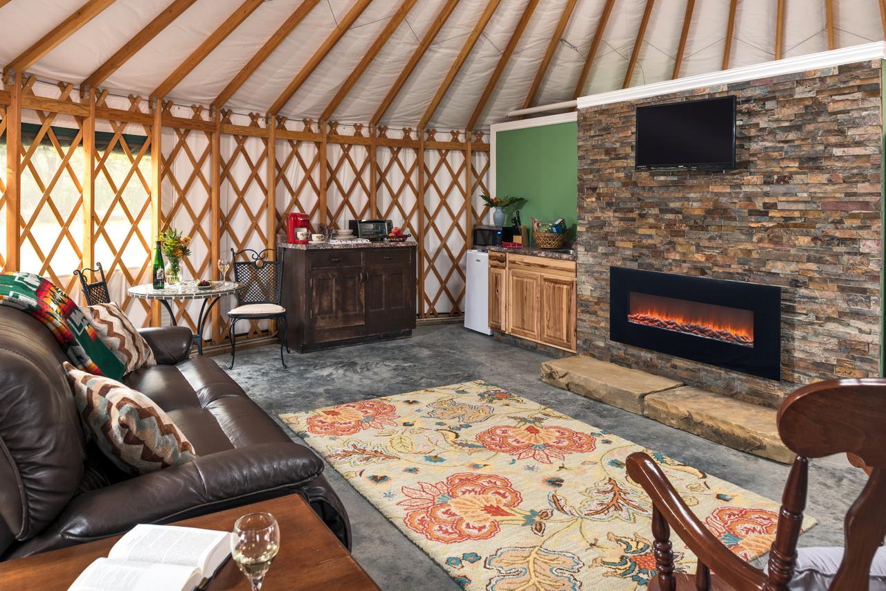 Yale Manor B&B & Yurt Glamping Buitenkant foto