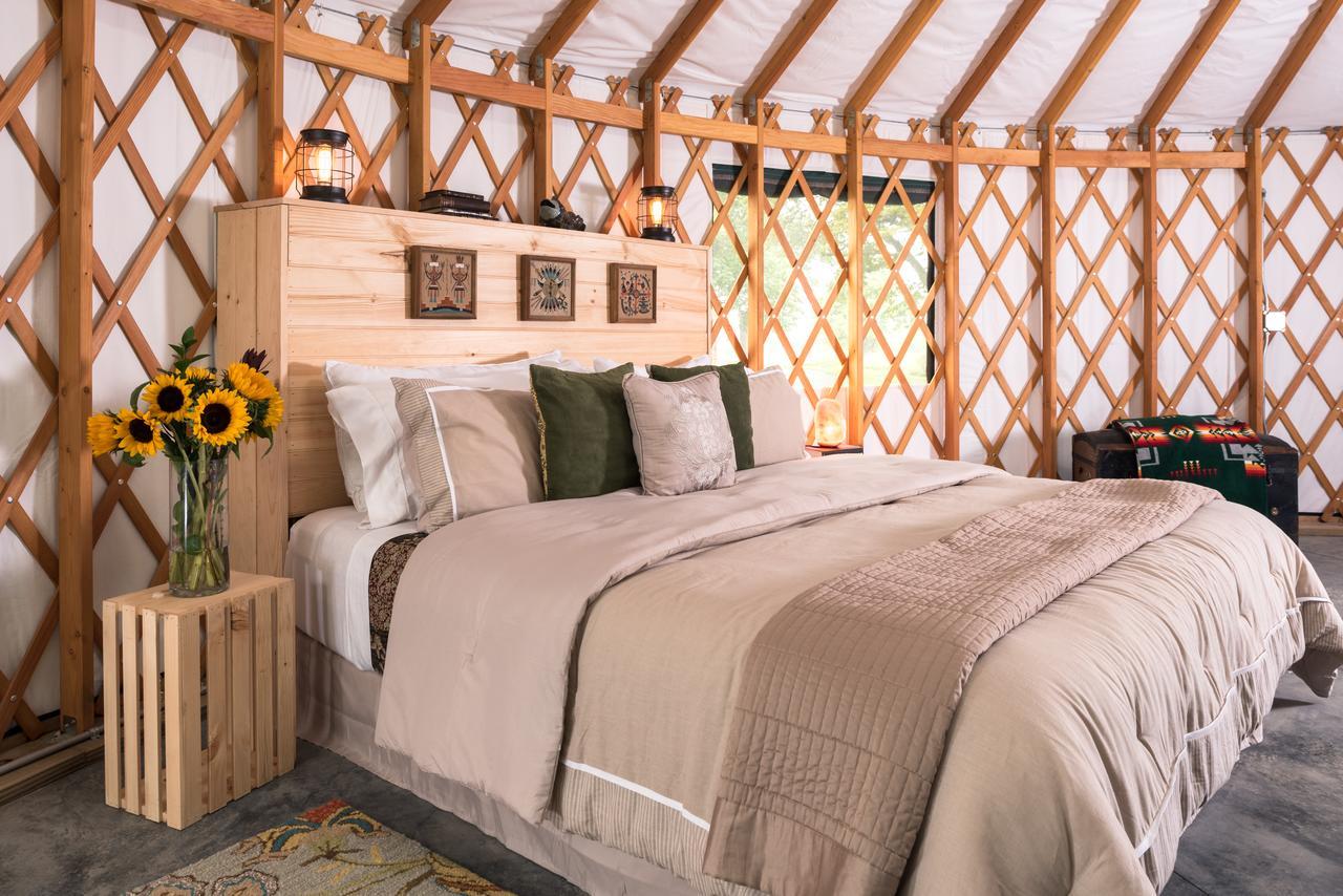 Yale Manor B&B & Yurt Glamping Buitenkant foto