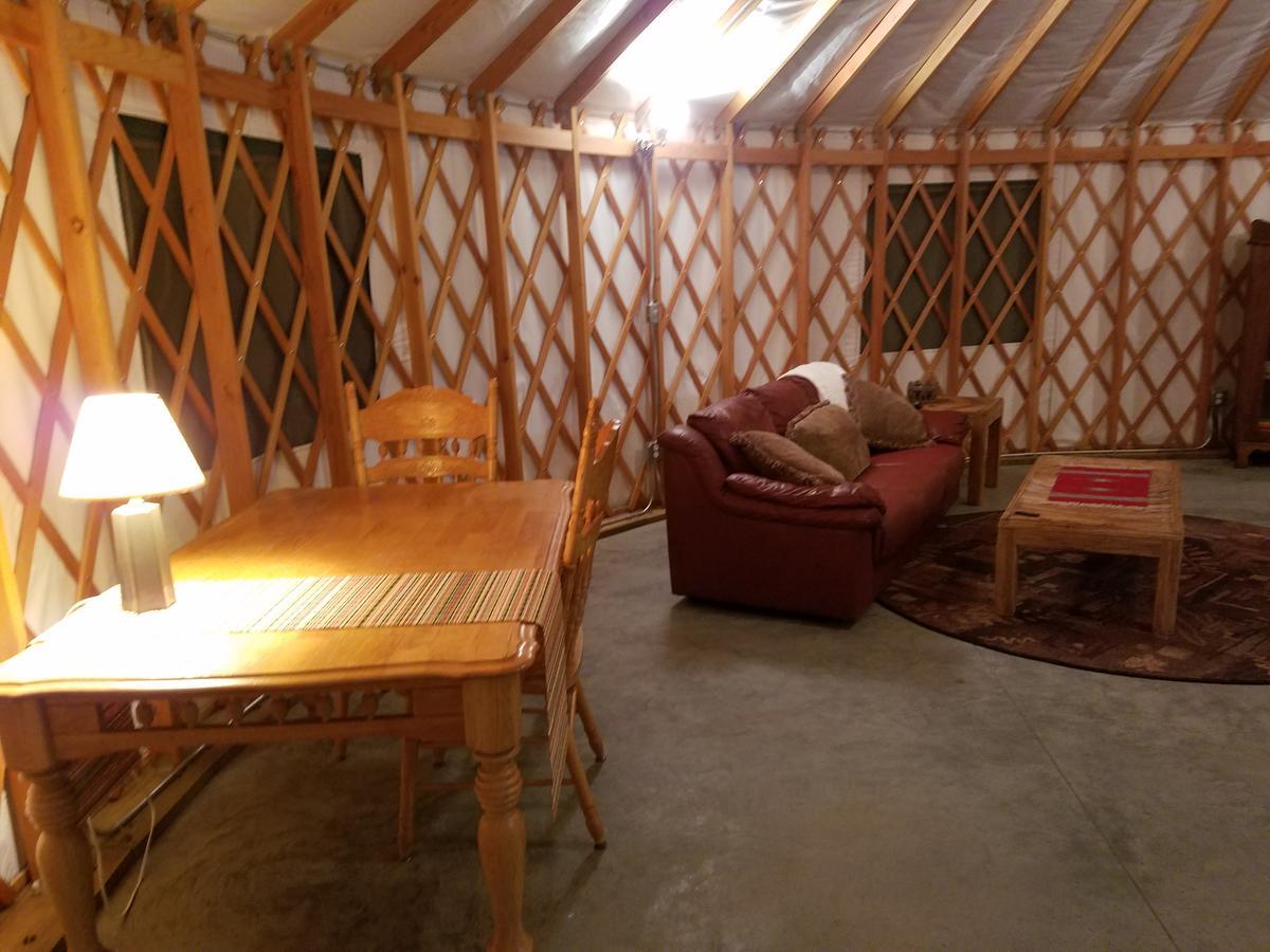 Yale Manor B&B & Yurt Glamping Buitenkant foto
