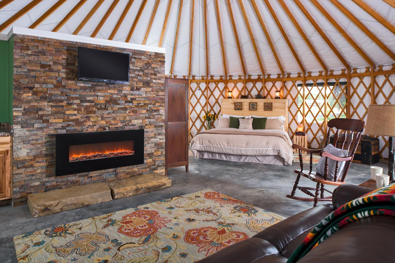 Yale Manor B&B & Yurt Glamping Buitenkant foto