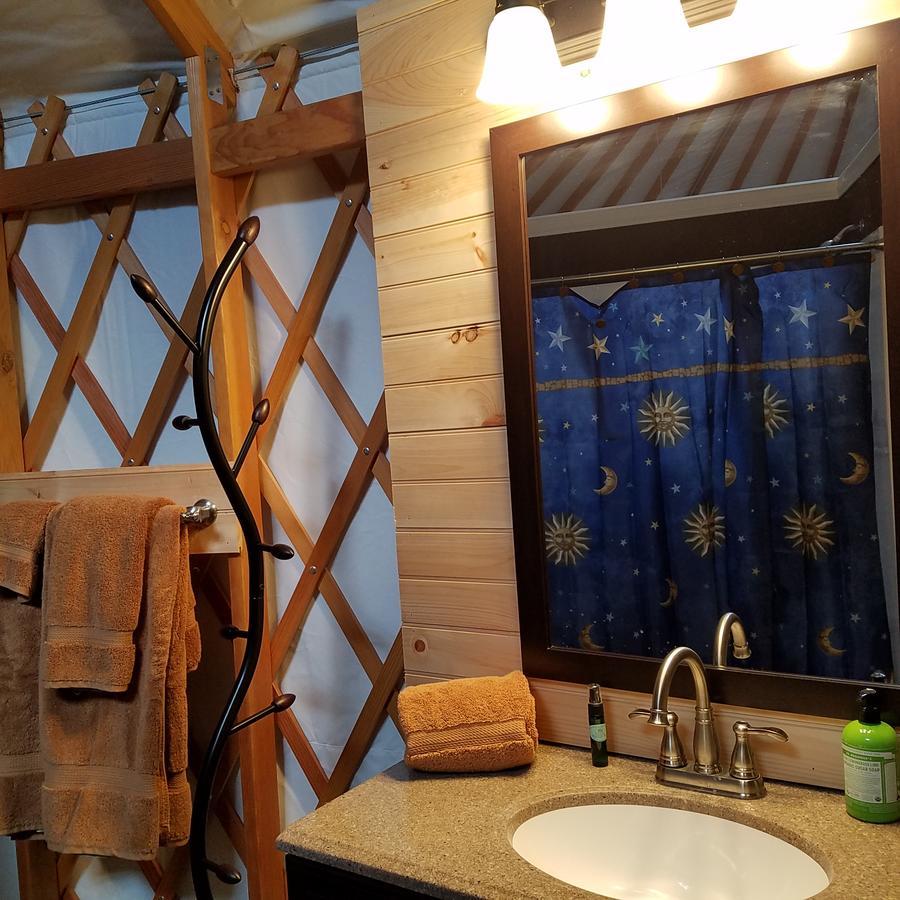 Yale Manor B&B & Yurt Glamping Buitenkant foto