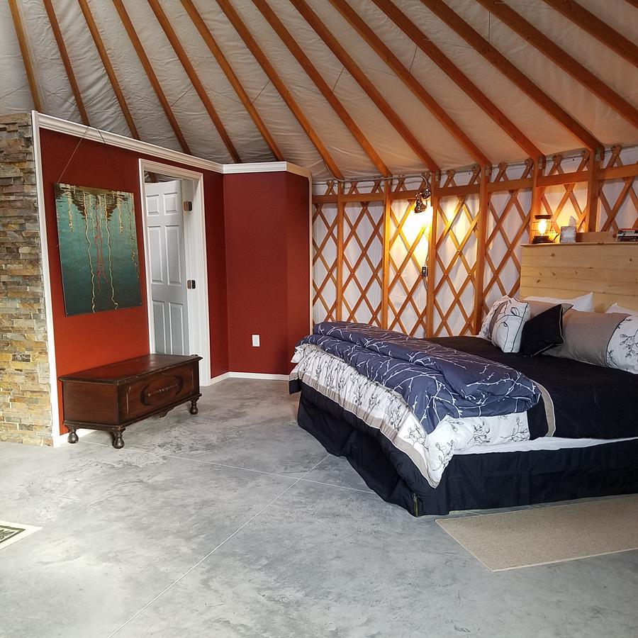 Yale Manor B&B & Yurt Glamping Buitenkant foto